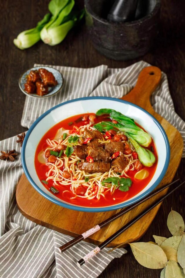 喜报!嗨吃家餐饮便利荣获“酸辣粉大王”称号